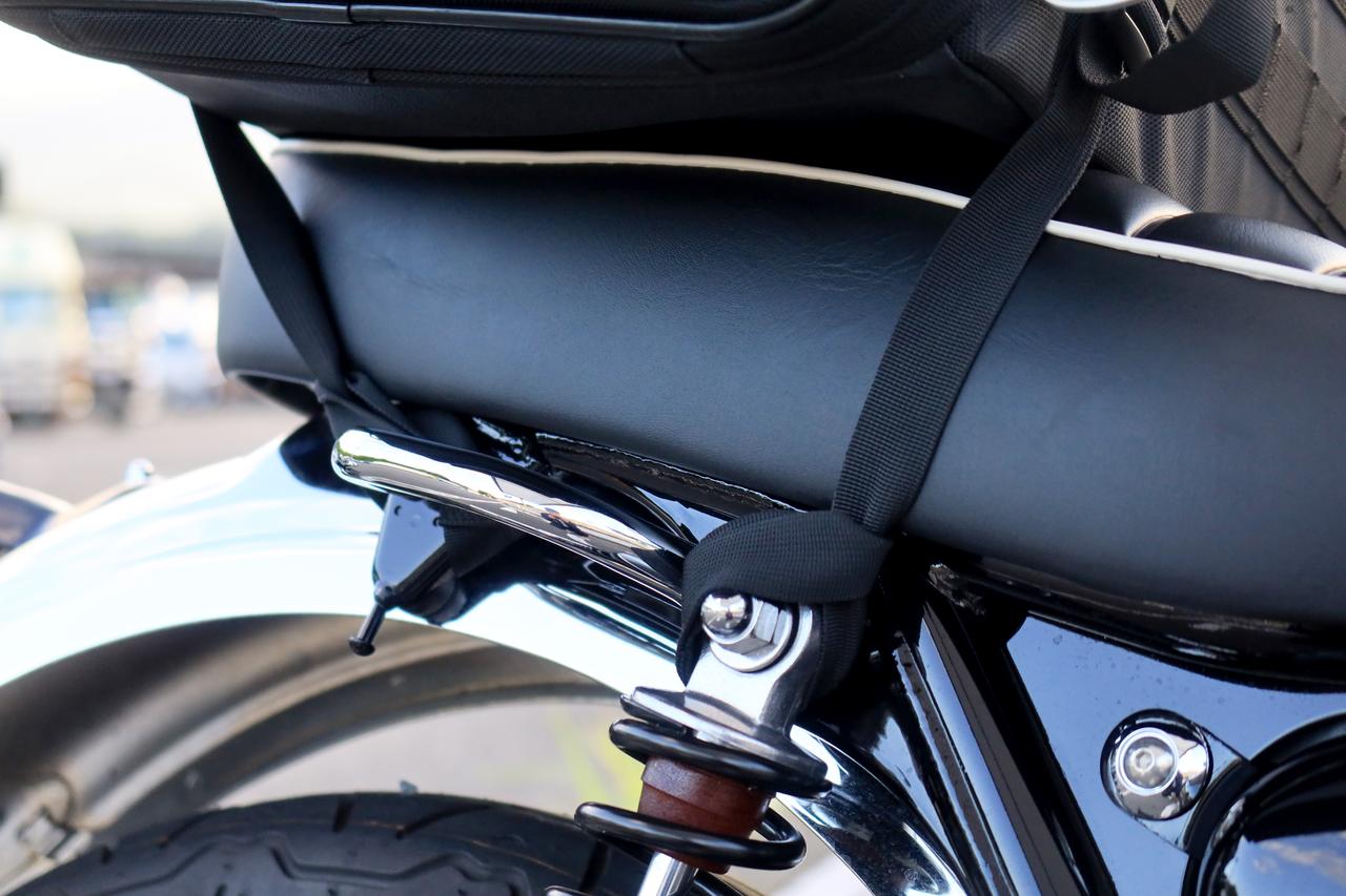 画像: ▲リアショックの付け根部分も積載ベルトを留めるのに使えます。