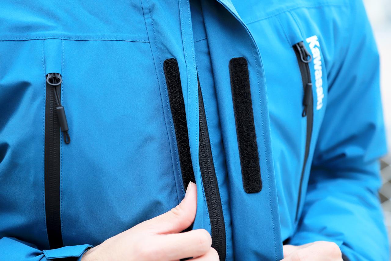 画像: ▲アウターの前合わせは3重構造。寒風の浸入を防ぐ対策が徹底しています。