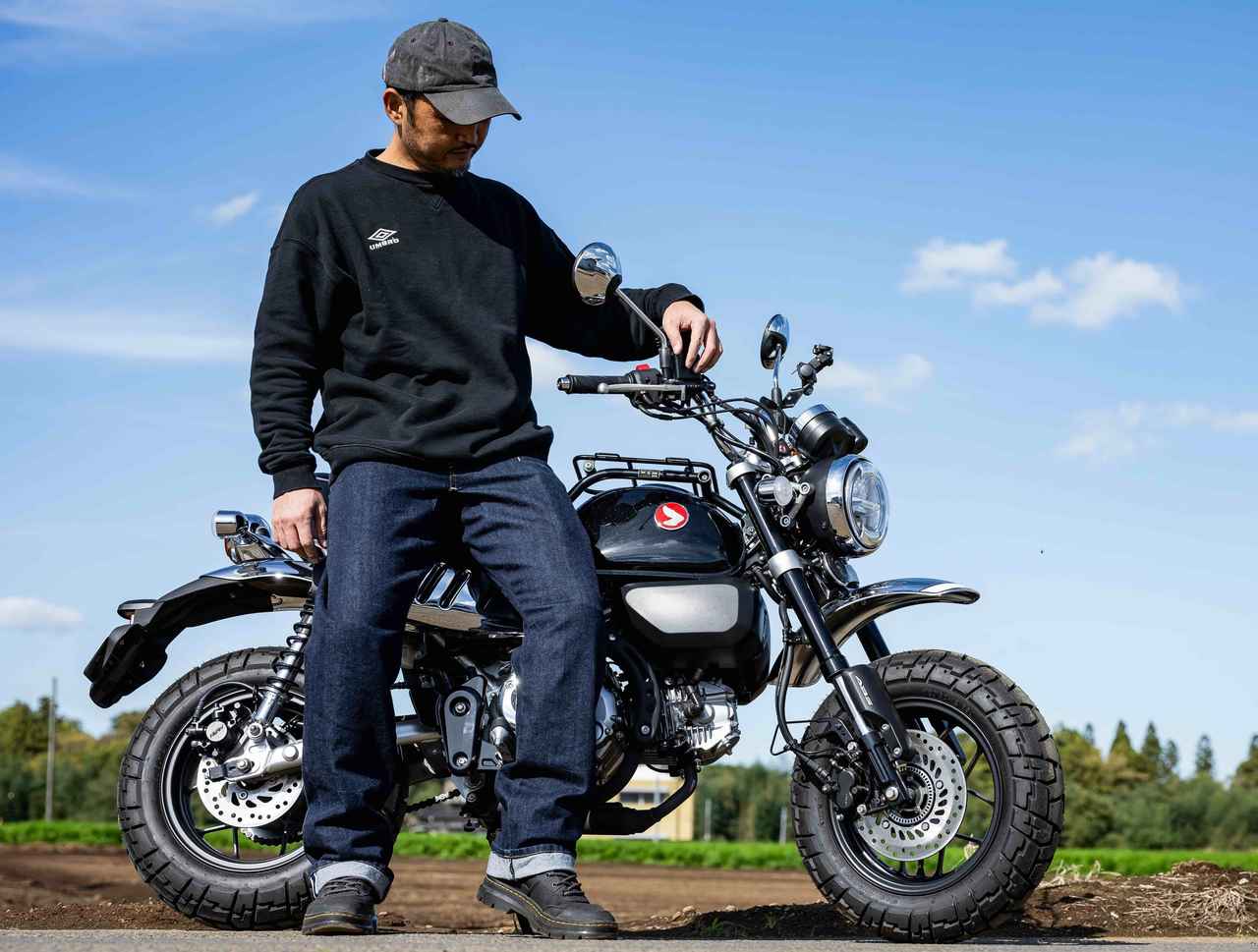 画像: ▶▶▶詳細はこちら! バイク業界の常識外れな「極太×赤耳」、BMCが現代ライダーに突きつける挑戦状「俺のジーンズ」登場 - webオートバイ