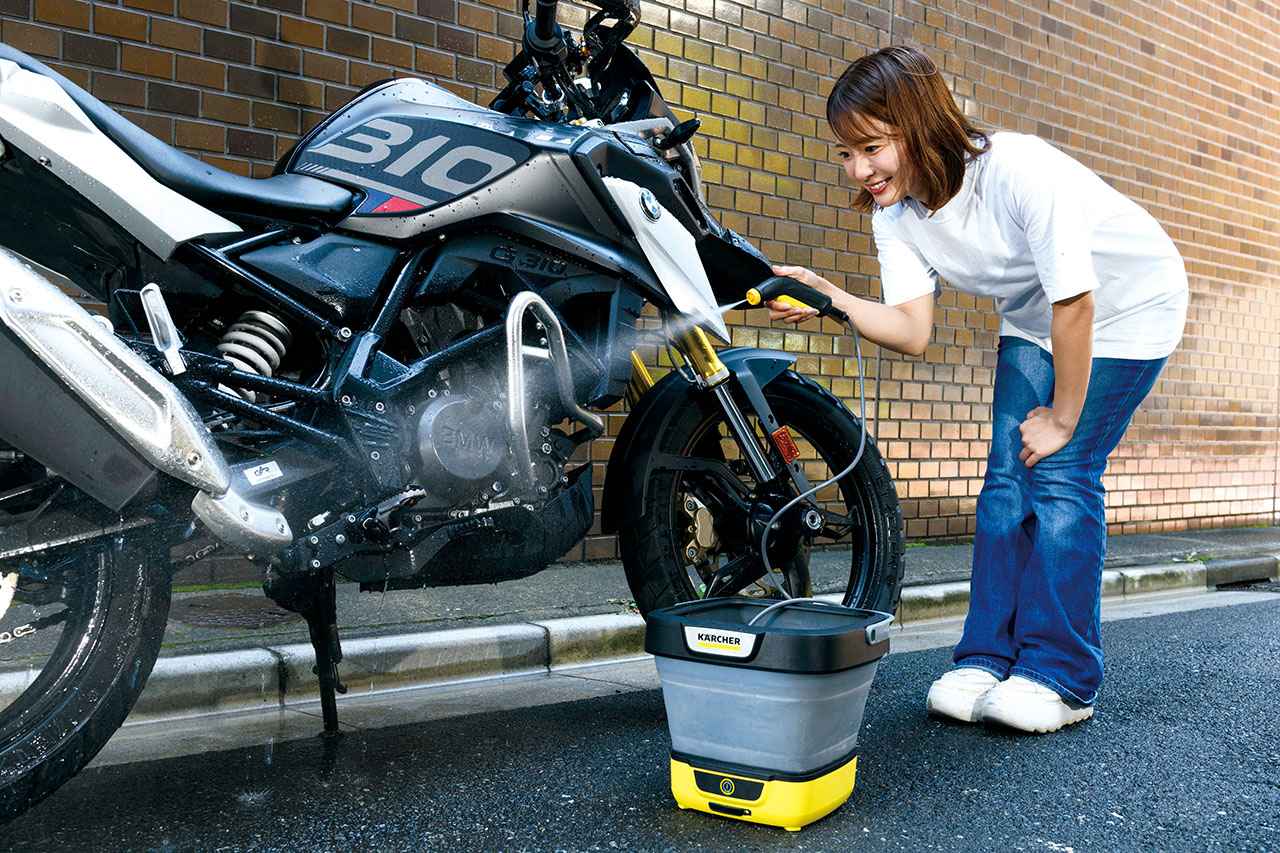 画像: 雨中走行後の泥汚れ程度ならみるみる落ちる。実際、オフロードレース後に洗浄機を使って泥を落としてからトランポに積むライダーも多い。