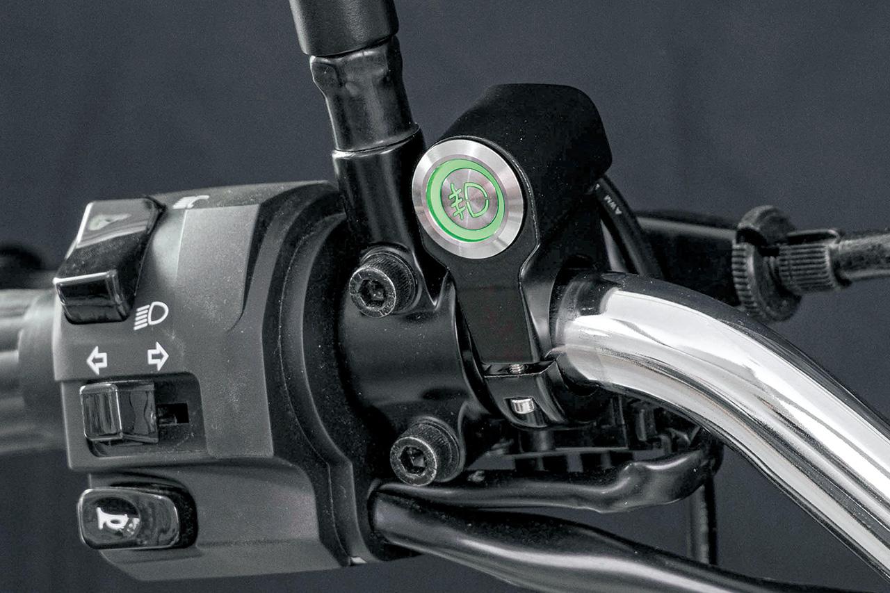 画像: ▲付属のオンオフスイッチは、ハンドルバーにクランプを挟み込んでねじ止めの簡単装着。ランプが点灯するので夜間の視認性も高い。（スイッチ単品：パイプクランプタイプ（22mm） 税込価格：2640円）※写真はカワサキ「W230」での装着例