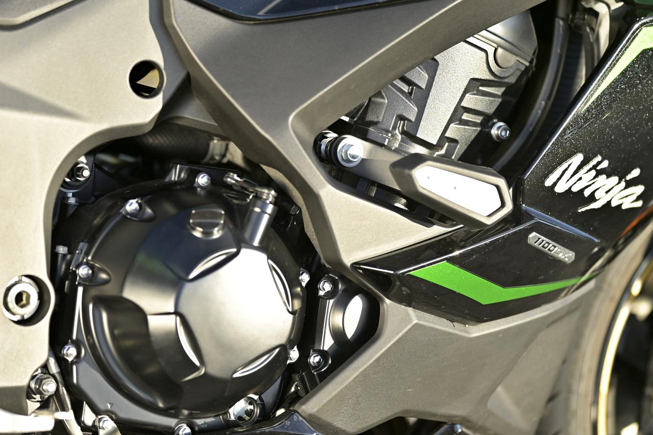 画像: ▲水冷4ストロークDOHC4バルブ並列4気筒エンジンを搭載。カウルの隙間から心臓部を見られるのもデザイン上のポイントです。