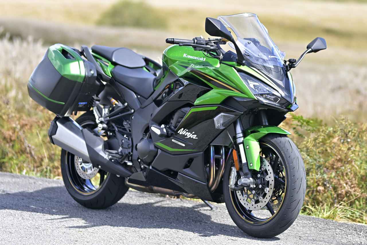 画像: Kawasaki Ninja 1100SX SE 2025年モデル 総排気量：1098cc エンジン形式：水冷4ストロークDOHC4バルブ並列4気筒 シート高：820mm 車両重量：235kg 発売日：2025年3月29日（土） 税込価格：198万円 ※撮影車両はパニアケースキット、フレームスライダー、タンクパッドなど一部アクセサリーパーツを装着しています。