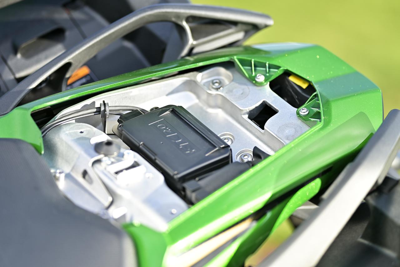 画像: ▲ETC2.0車載器はリアシートの下に標準装備されています。