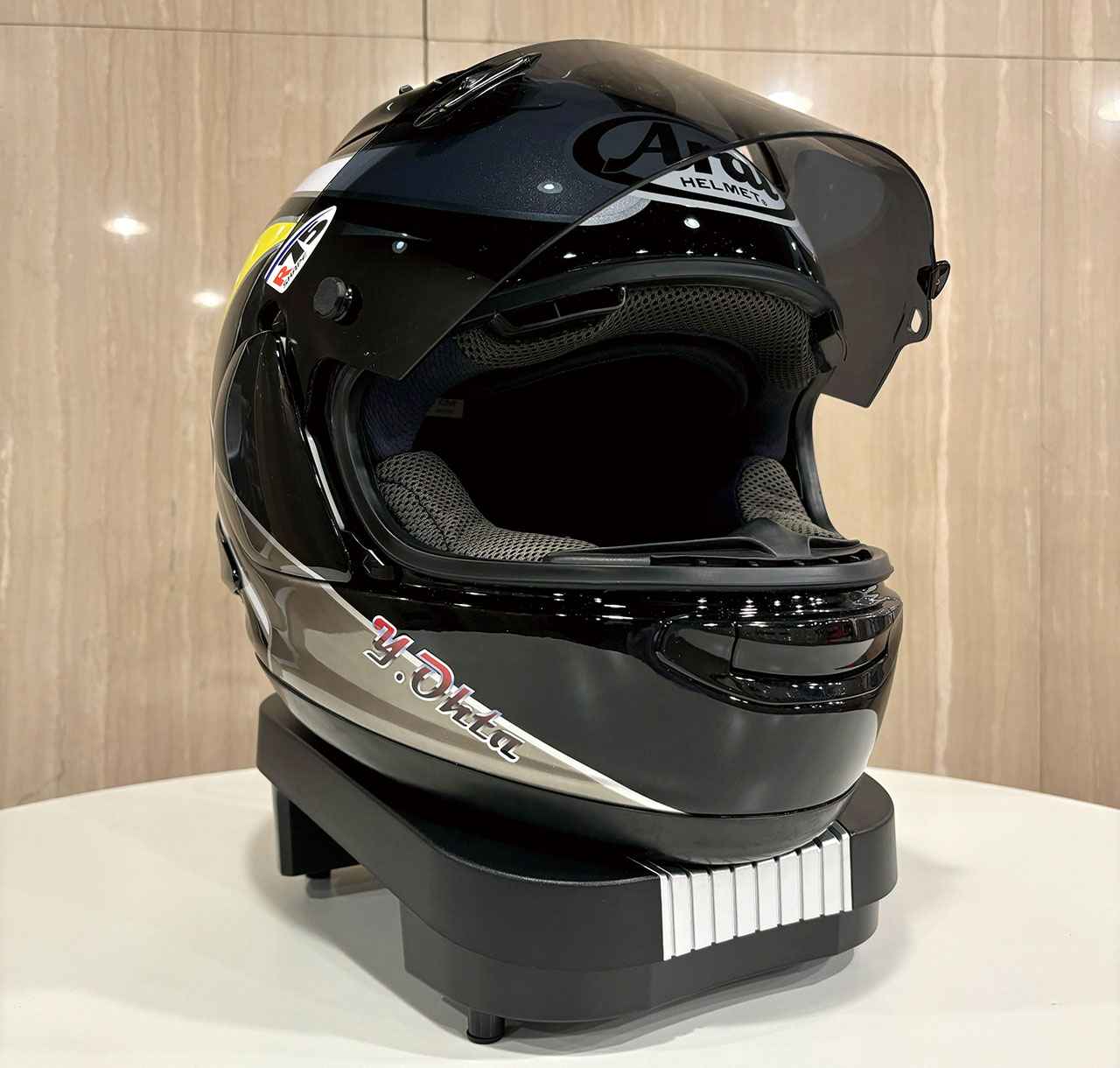 画像: 使用方法は風量とタイマーをセットしてヘルメットを載せるだけ。シールドを開けておけば風が抜けて速く乾く。