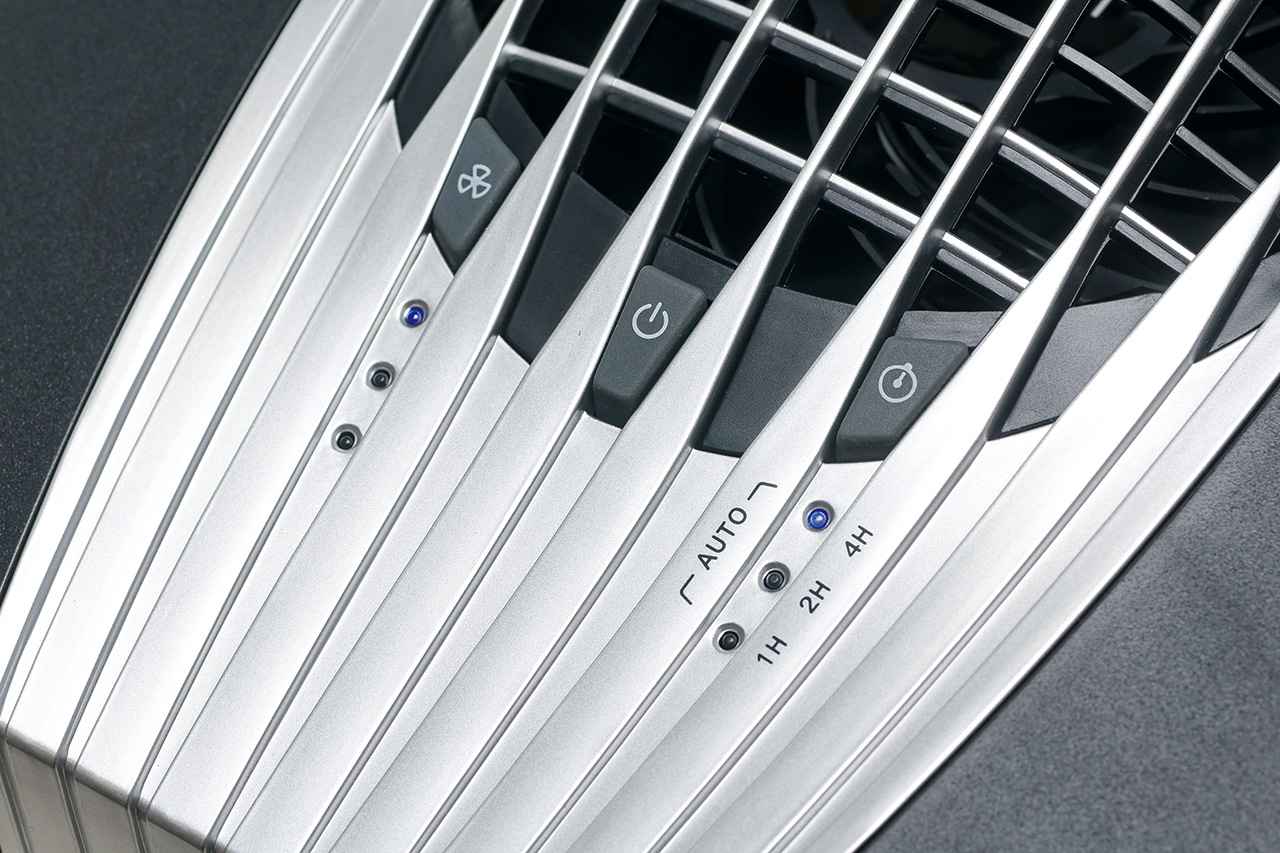 画像: 向かって左から3段階の風量切り替えボタン、電源ボタン、タイマー調整ボタン。タイマーボタンを長押しするとオートモードに移行する。