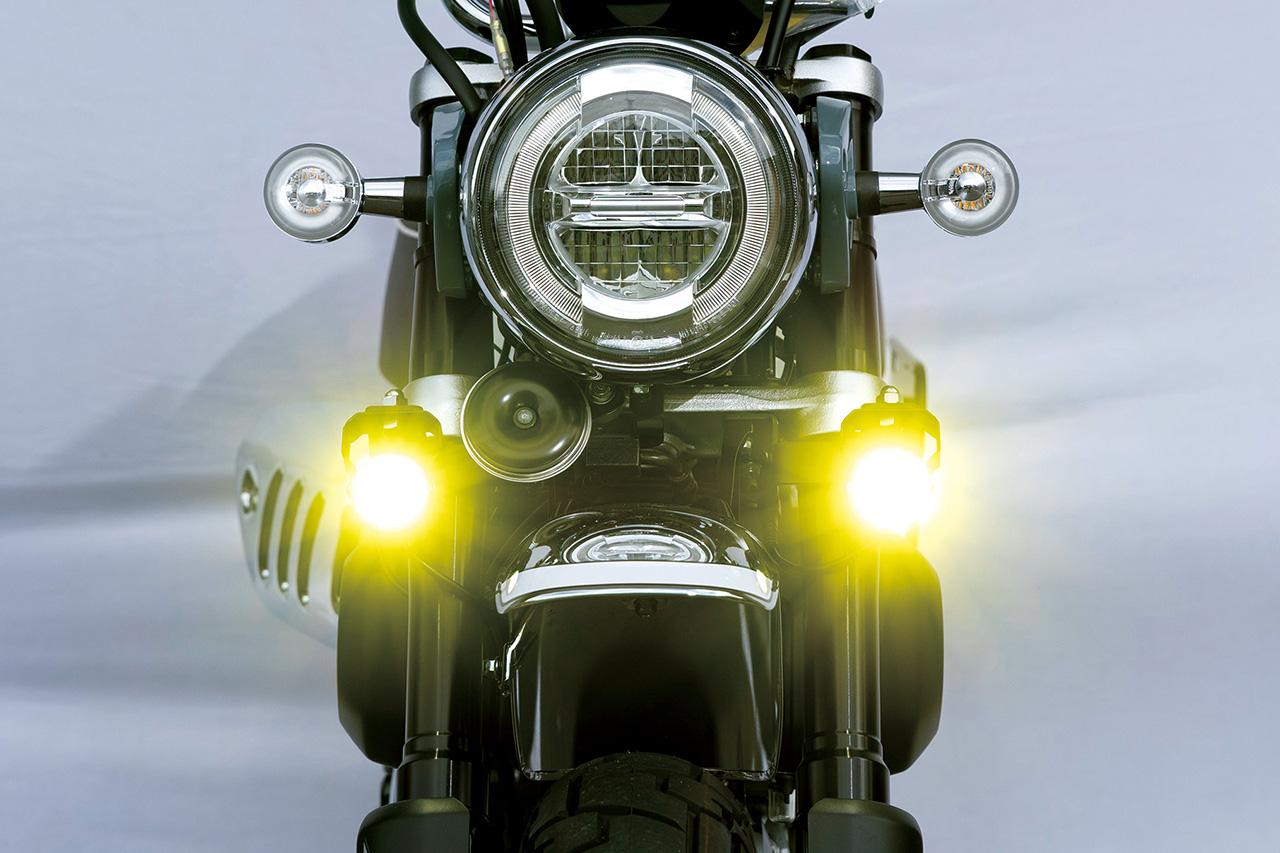 画像1: ▲フォグランプは小型ながら3000ルーメンの明るさを誇る超高輝度LEDチップを採用。配線の組み合わせでホワイトとイエローの発光色が選択できる。※両色を同時に点灯させることは保安基準に違反するので厳禁！