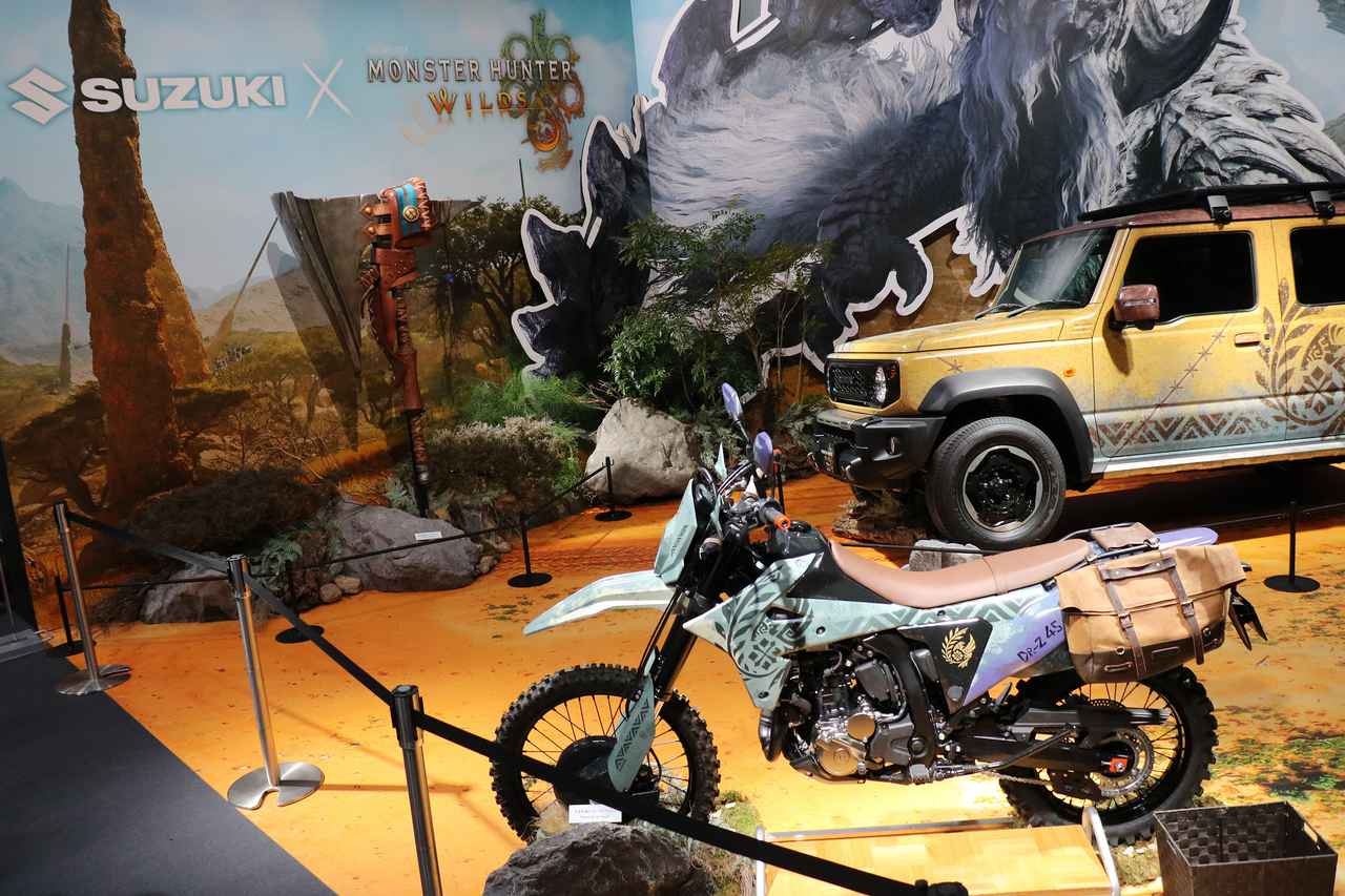 画像: ▲2台が置かれている展示場の装飾にも注目! 壁面にはゲーム内のメインモンスターである「アルシュベルド」が大迫力で描かれていたり、ハンマーの模型なども置かれています。