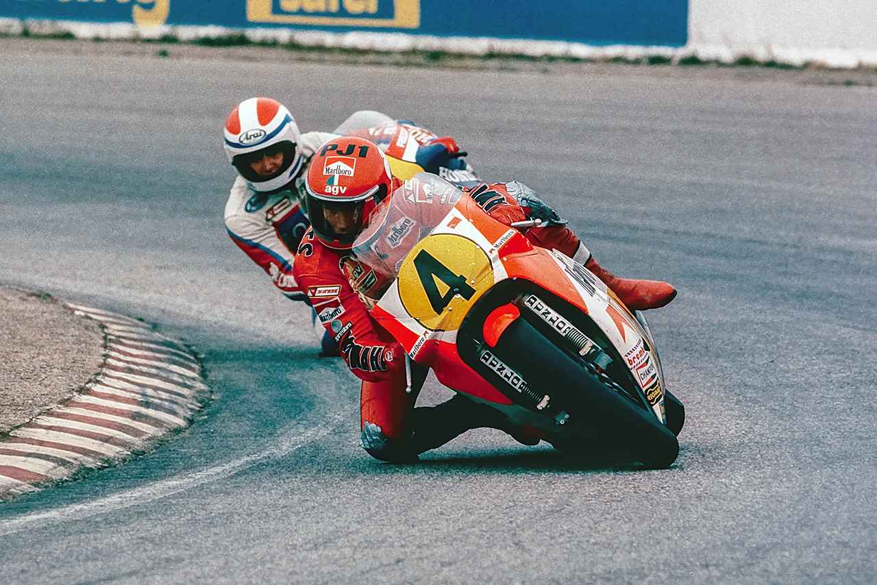 画像: ▲YZR500・0W70は、ケニー・ロバーツがホンダNS500のフレディ・スペンサーと激闘を繰り広げたマシンとして記憶されている。