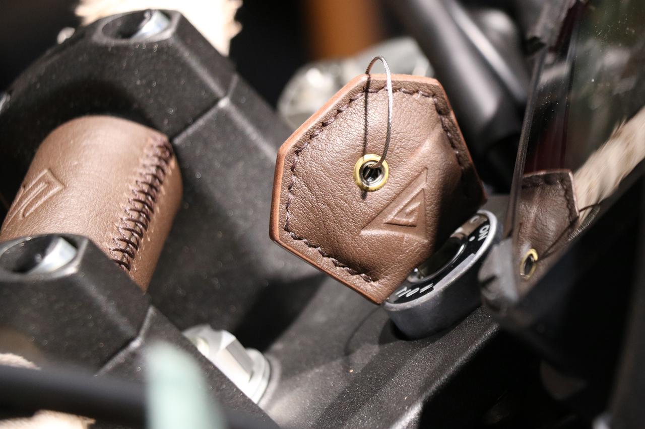 画像3: ▲ハンドルバーにはバンテージが巻かれ、タフネスな印象に。シートと同色に仕立てられたハンドル中央のカバーには「S」の刻印が施されているほか、キーヘッドにも同色のカバーが取り付けられていました。