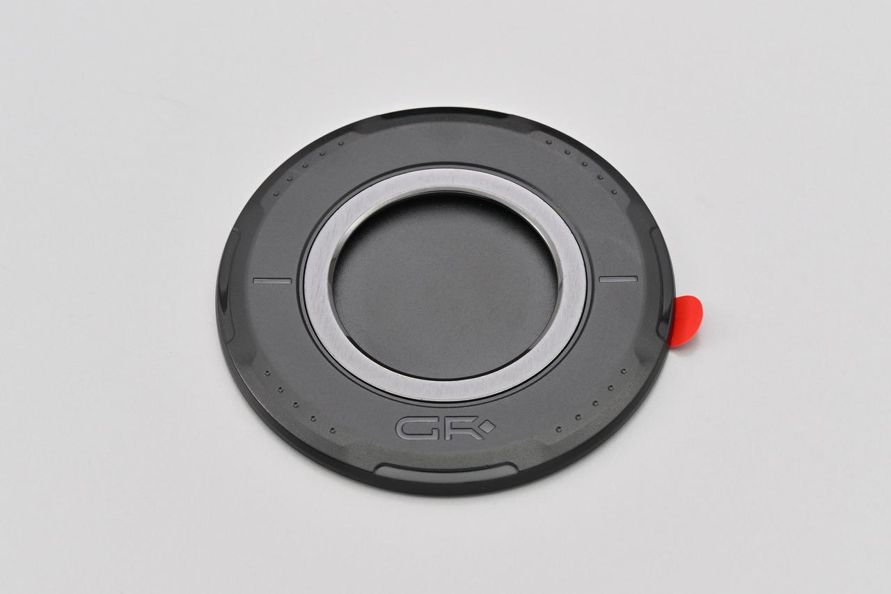 画像: 市販のスマホケースに取り付け可能なベース。マウントにも同梱されているが、単品での購入も可能だ。 GR-KC02S Universal Adaptor　ユニバーサルアダプター　¥3,300