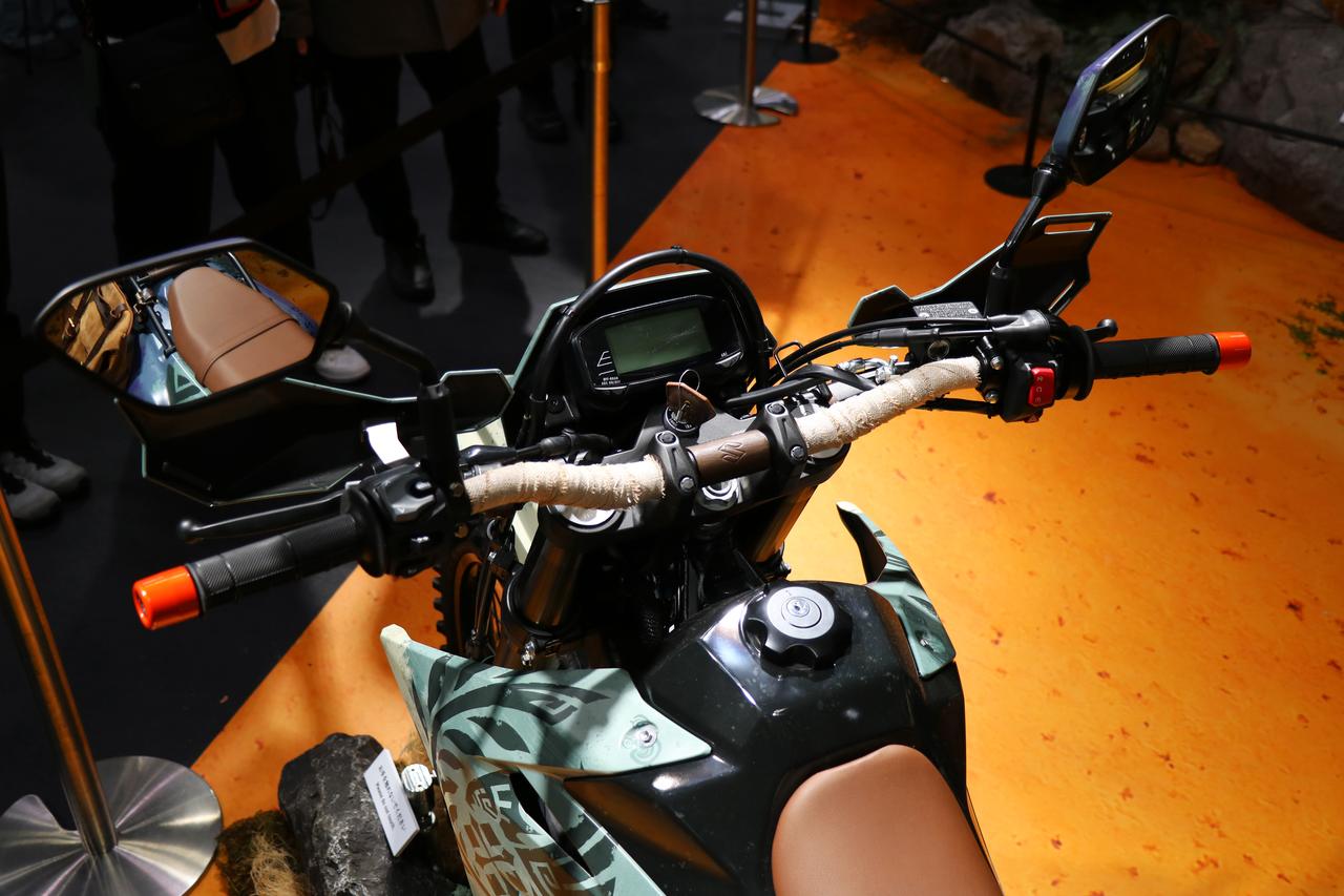 画像1: ▲ハンドルバーにはバンテージが巻かれ、タフネスな印象に。シートと同色に仕立てられたハンドル中央のカバーには「S」の刻印が施されているほか、キーヘッドにも同色のカバーが取り付けられていました。