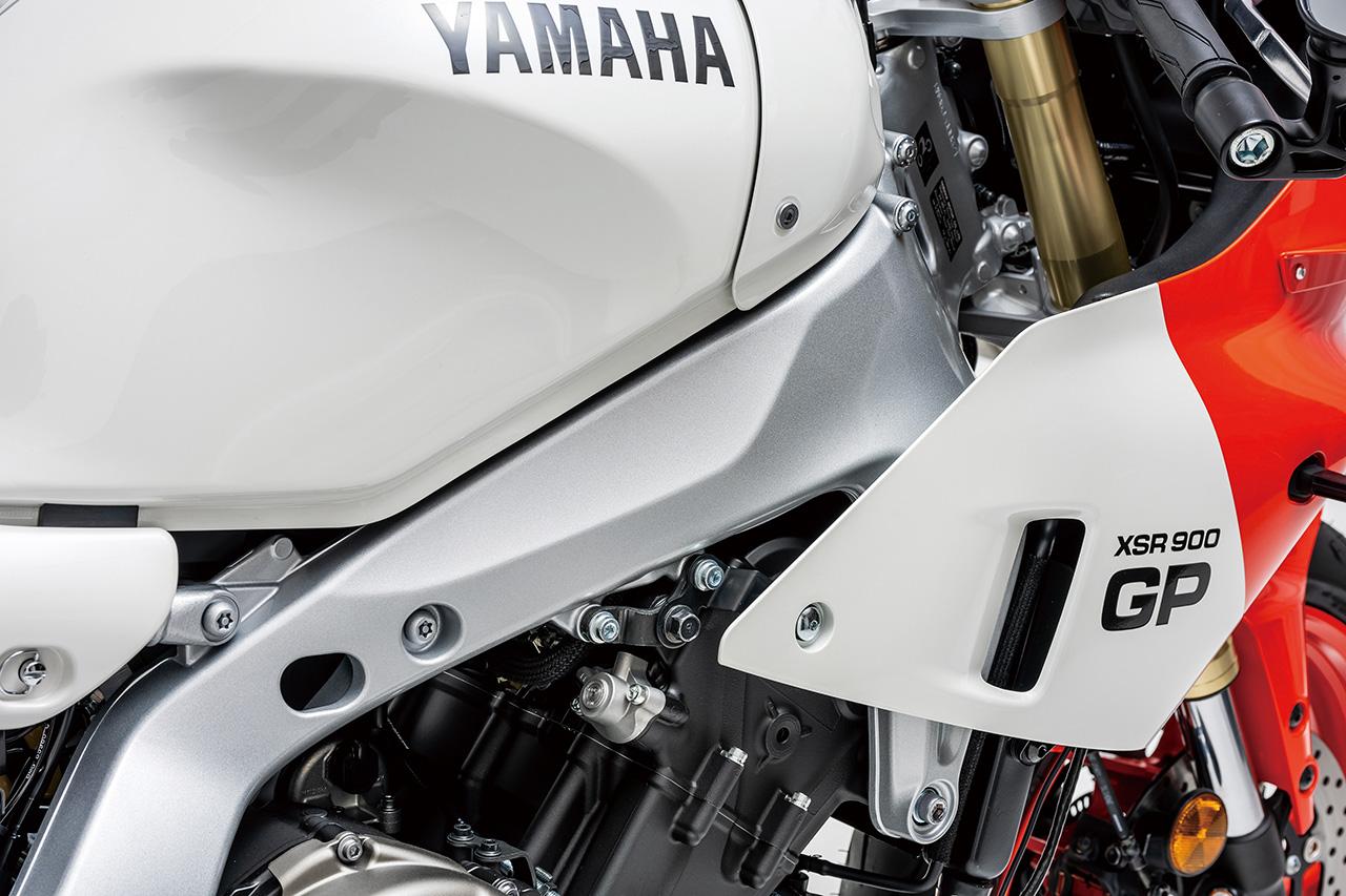 画像: ▲MT-09／XSR900系と共通のアルミ製ダイヤモンドフレームをベースに、剛性チューニングと意匠で1980年代の「デルタボックス風」のフレームに仕立てている。