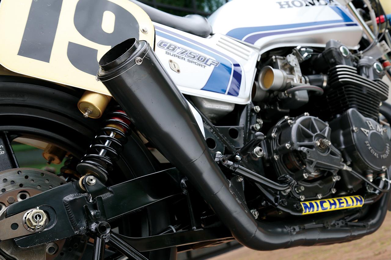 画像: 大きく上を向いた極太のメガホンマフラーはハンドメイド。製作したのは1980年にヨシムラから移籍したエンジニア、マイク・べラスコ。