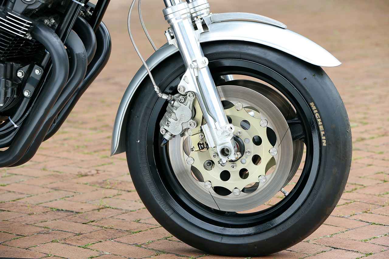 画像: フロントホイールはダイマグ製の16インチでタイヤはミシュラン製。Φ41.3mmのフォークは、なんとTRAC付きのNR500用が奢られた。