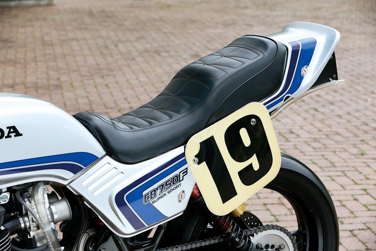 画像: スーパーバイクらしい段つきシート。1982年のデイトナは＃19スペンサー、＃43ボールドウィン、＃88ピエトリの3台体制だった。