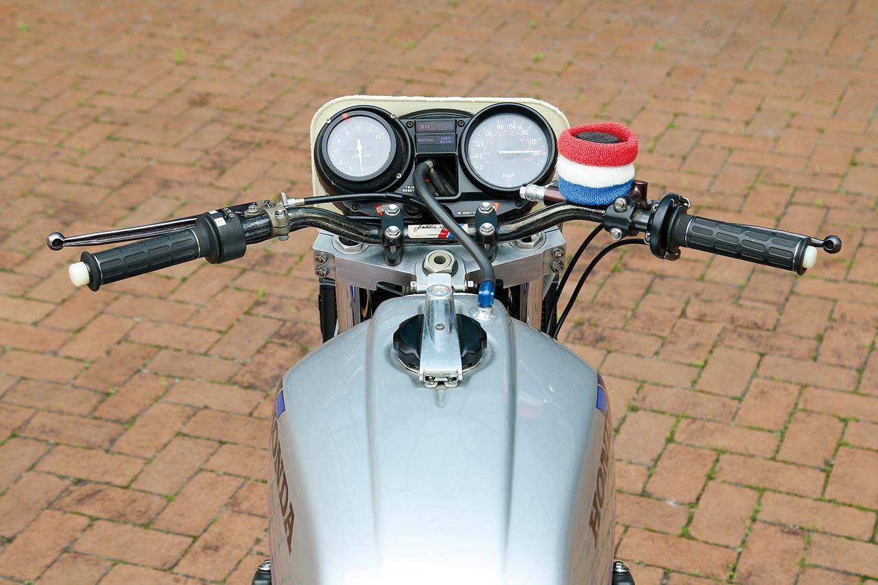 画像: ハンドルはK＆N製のスーパーバイクバー。北米仕様のCB750Fはパイプハンドル仕様で、レーサーもパイプハンドルだった。