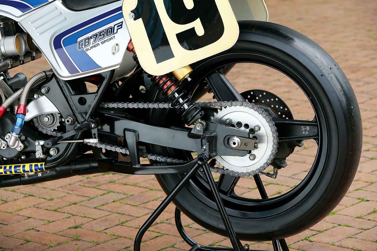 画像: スイングアームはカリフォルニアファブリケーションが担当したアルミ製。リアタイヤは18インチ径で、ホイールはダイマグ製。