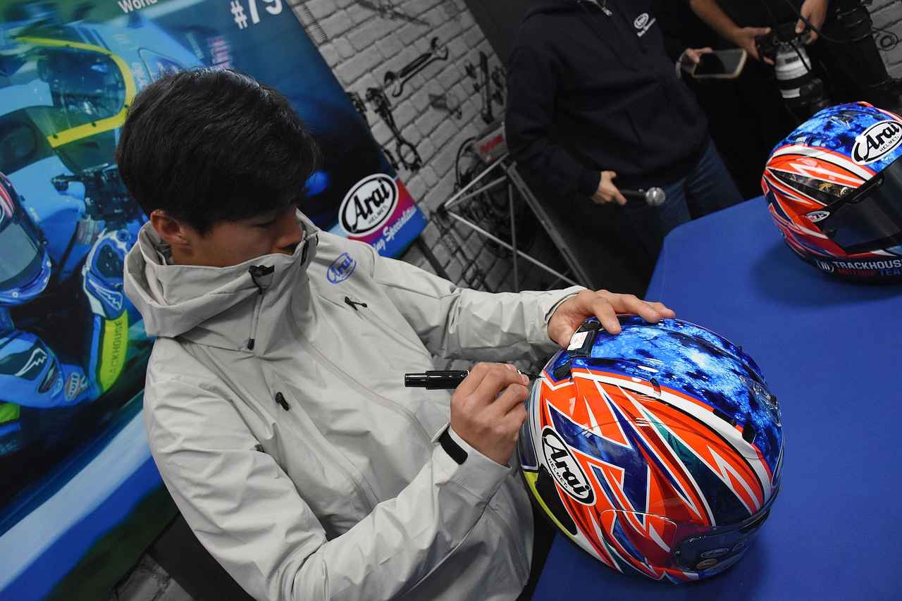 画像: 「RX-7X OGURA」やアライ製品を購入したお客さん優先で、時間のある限りサインに応じていた小椋選手。一店舗で整理券は150人分、プラスアルファで200以上。これが2会場ですから、500回近くサインした一日でした。