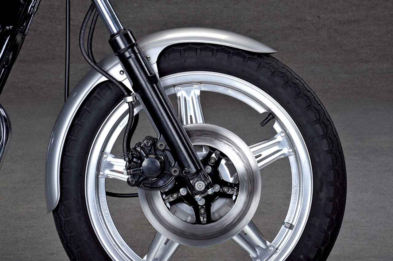 画像: テレスコピック式フロントフォークとダブルディスクブレーキを採用し、前後17インチホイールが主流になる以前の時代らしい19インチ大径ホイールとの組み合わせ。