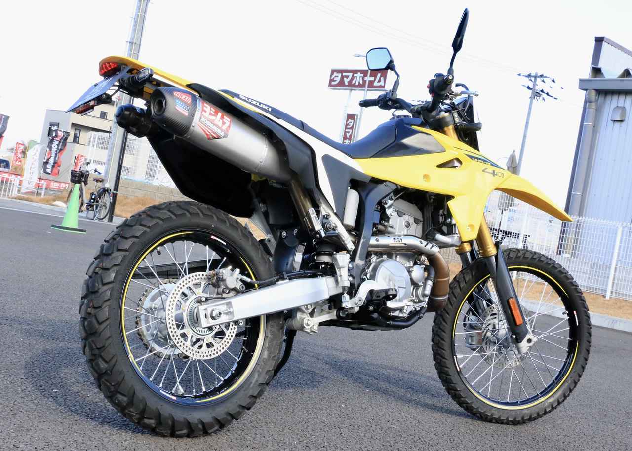 画像1: スズキ「DR-Z4S」オーナー必見!! ド迫力サウンドを奏でるヨシムラ製マフラーが近日発売か!?