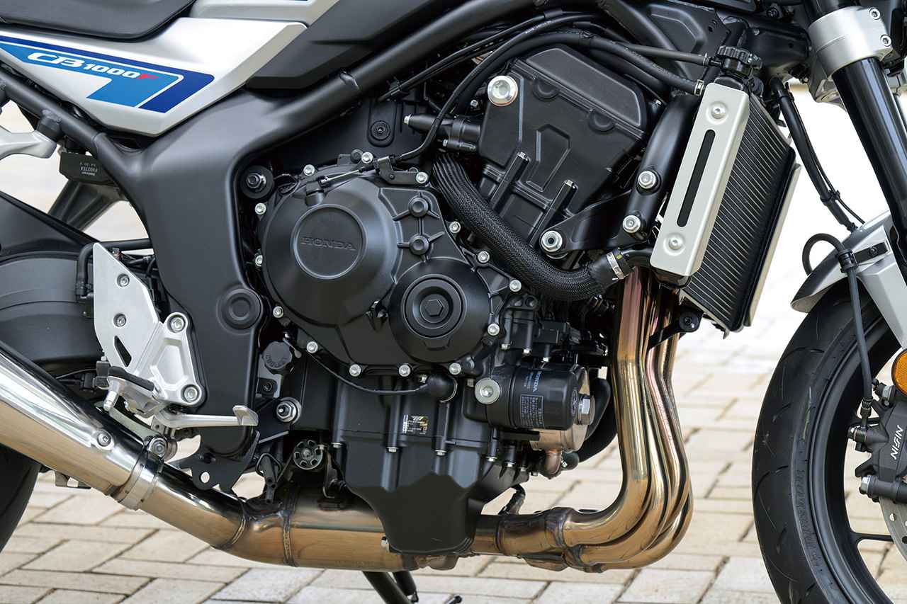 画像: 999cc水冷DOHC並列4気筒は、CBR系をルーツにしつつカムや吸排気を見直し、中低速トルクを分厚くした公道志向の味付けが特徴。高回転までストレスなく伸びるフィーリングと扱いやすさを両立している。