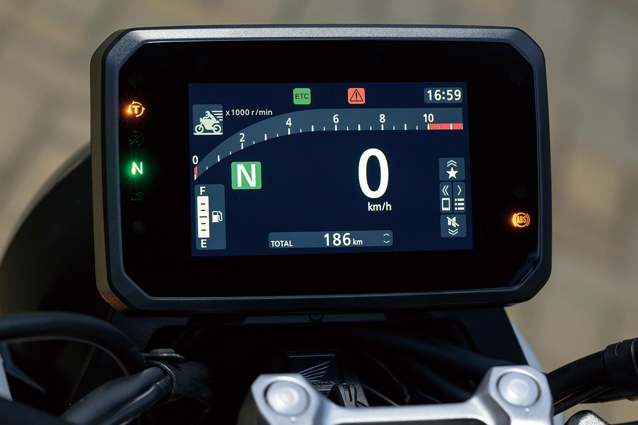 画像: 5インチTFTフルカラーメーターは、視認性に優れたレイアウトと多彩な情報を表示。ライディングモードやトラコンなどの状態を直感的に把握でき、スマホ連携にも対応。