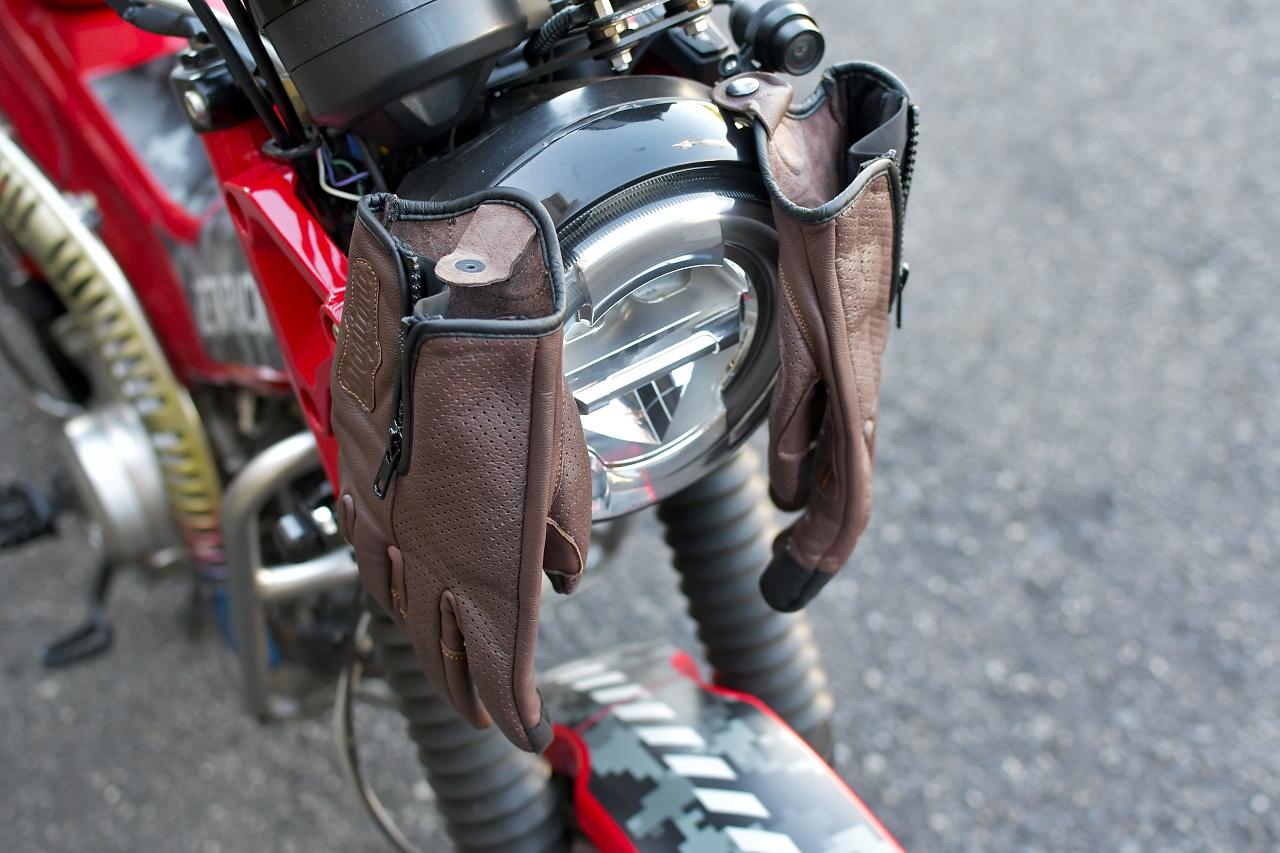 画像1: 磁石で引っ付くマグネキャッチシステム採用グローブが便利すぎた〈若林浩志のスーパー・カブカブ・ダイアリーズ Vol.357〉