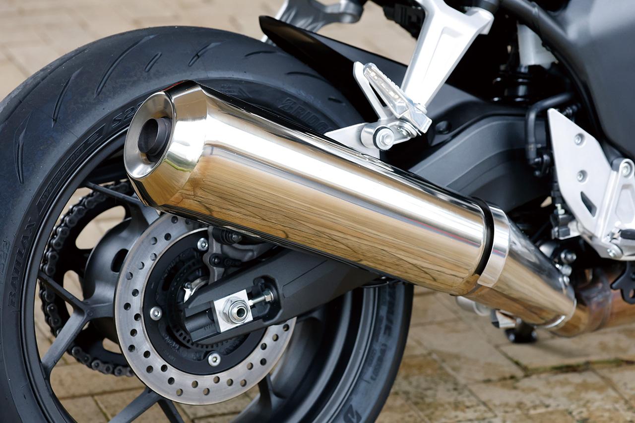 画像: コンパクトな右出しサイレンサーは、マスの集中と軽快なスタイルに貢献するデザインを採用。排気音は加速時のバラつき感をあえて演出するなど、上質なサウンドを狙っている。