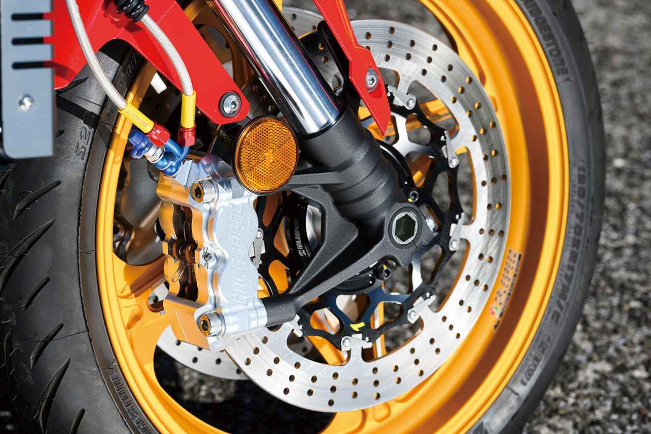 画像: ブレーキディスクとビレットキャリパーなど、フロントの足まわりはゲイルスピード製パーツで固める。ホイールには、ネオクラシックスタイルにマッチする「TYPE-J」を装着。