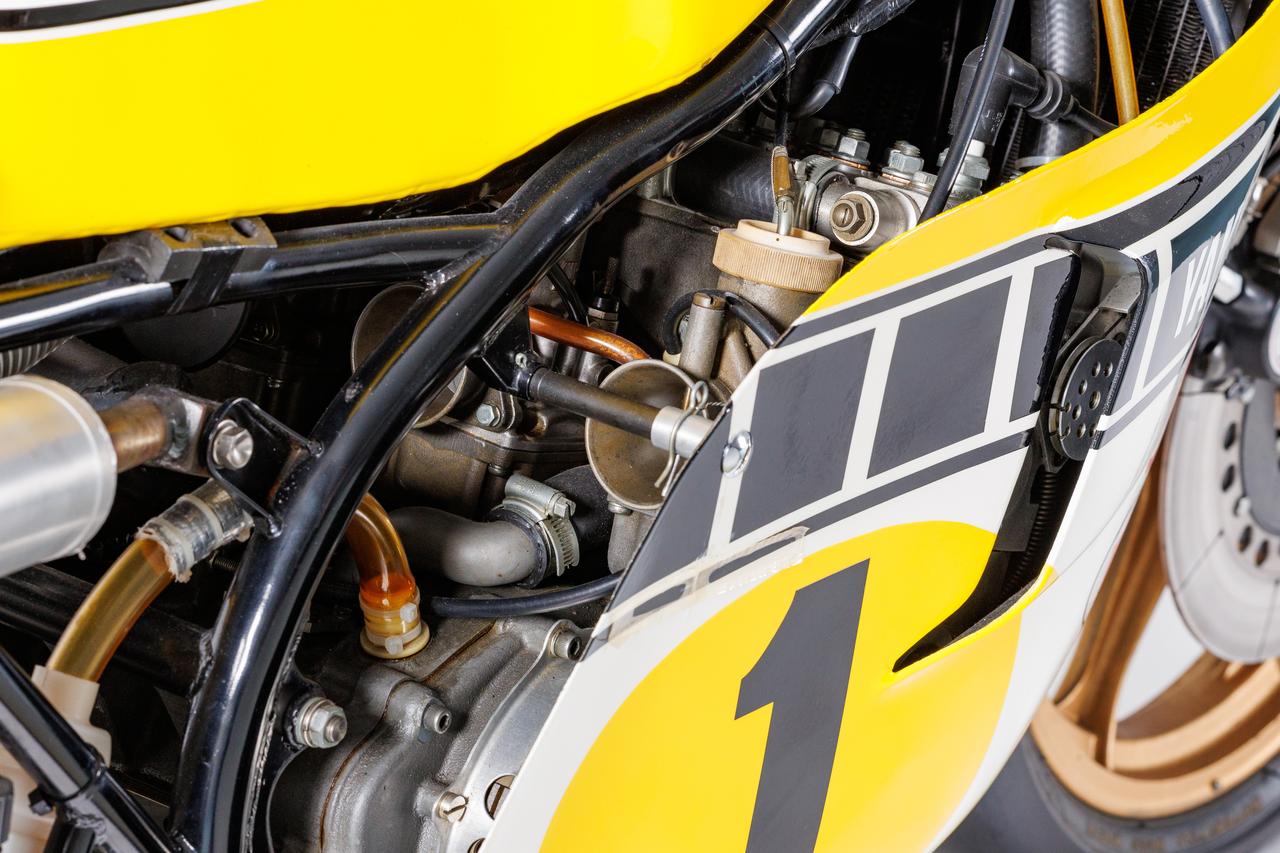 画像: ▲サイドカウルのエアダクトから見えているYPVS（ヤマハパワーバルブシステム）は、排気ポートの開き具合を変えることで、回転域ごとのトルクを最適化する。サーボモーターで作動し、低中回転では力強さを増し、高回転では最大出力を引き出す。