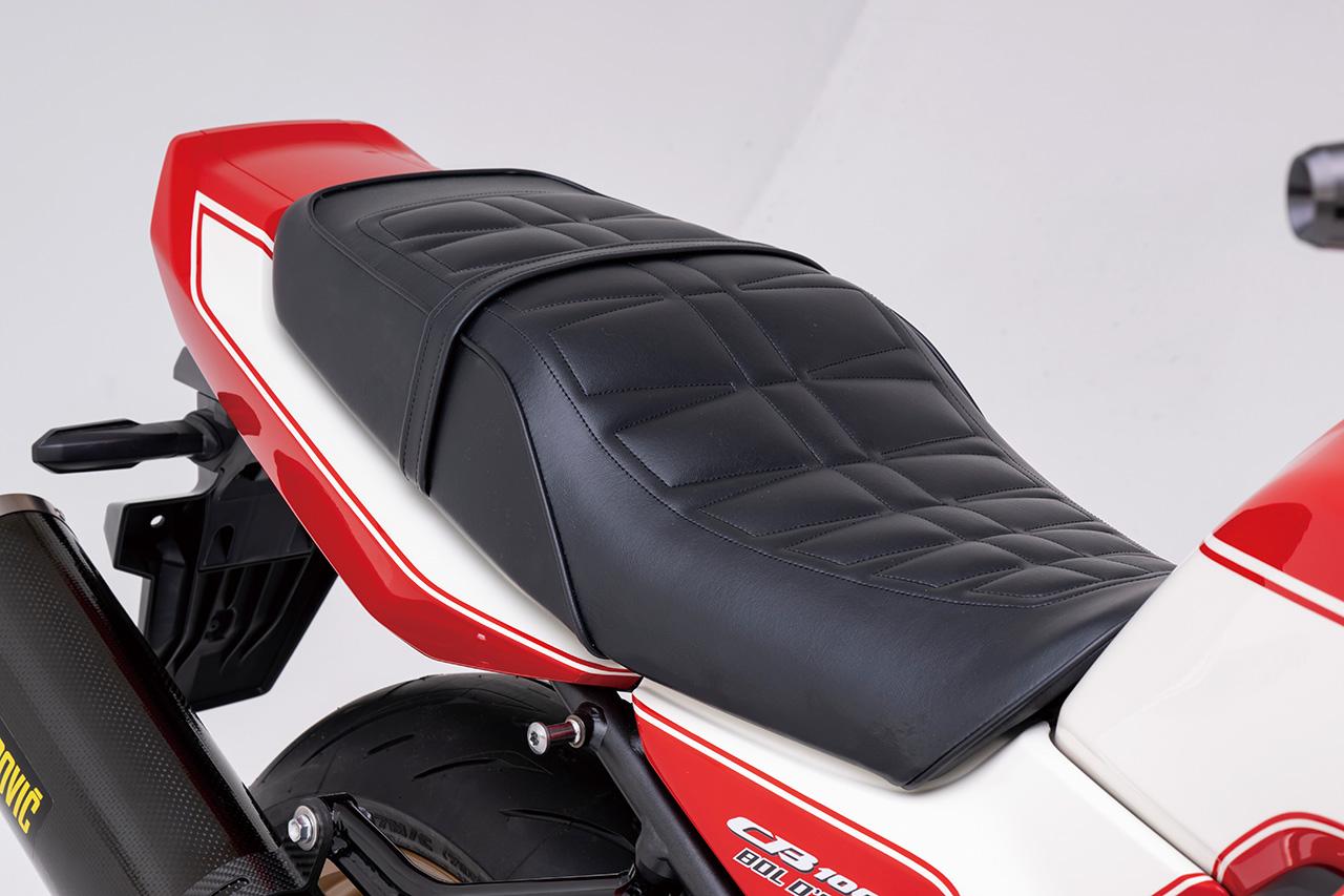 画像: シートは足つき性向上のためにアンコ抜きを施し、快適性確保のためゲルザブSを内蔵。往年のスーパーバイクを思わせる段つきスタイルだ。