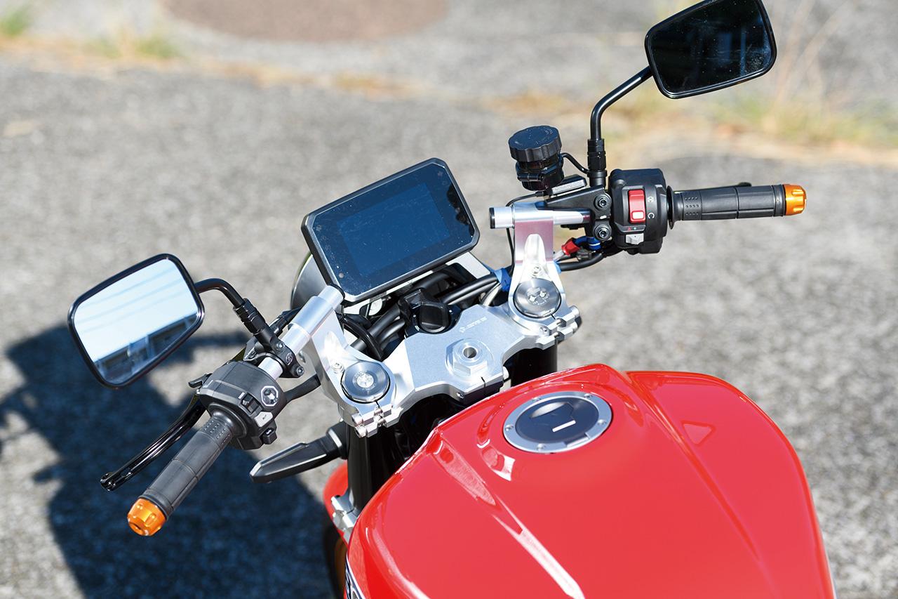 画像: 往年の純正ハンドルをオマージュした「セパレートハンドル＆トップブリッジキット」は、ハンドルクランプ、ハンドルバー、トップブリッジやブレーキホース、ステムナットなどがセットで11万円で販売予定。