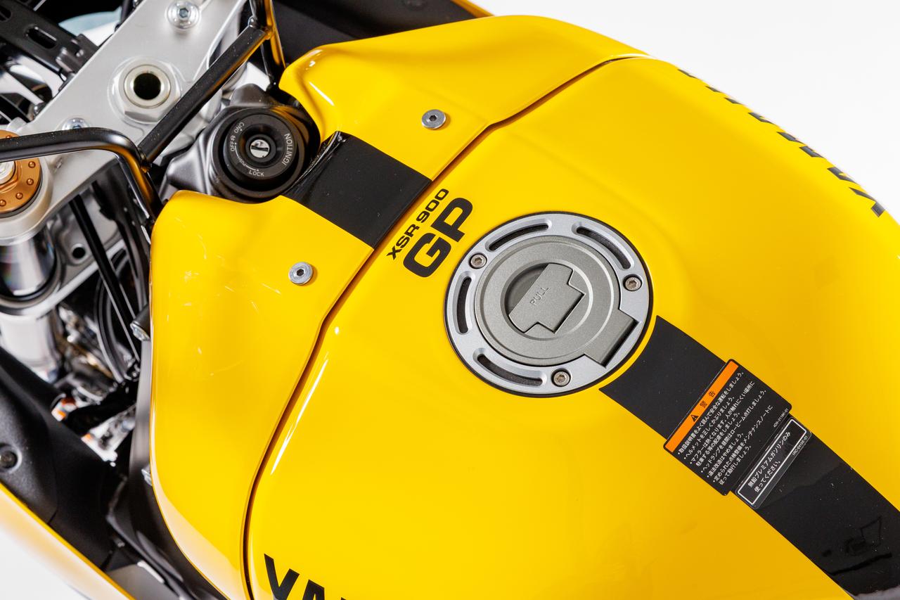 画像: ▲鮮やかなイエローのボディ中央にブラックのストライプが走り、その上に「XSR900 GP」のロゴが配されている。これによってレーサー直系らしい雰囲気がいっそう強調されている。