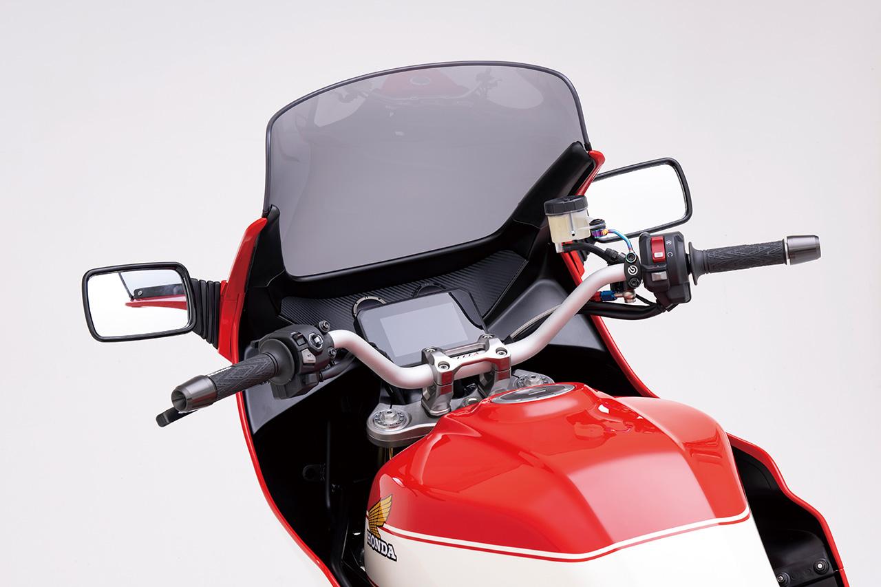 画像: スクリーンは純正が廃番のため、MRA製のツーリングタイプを装着。ハンドルはエフェックスの「イージーフィットバープラス」を採用。