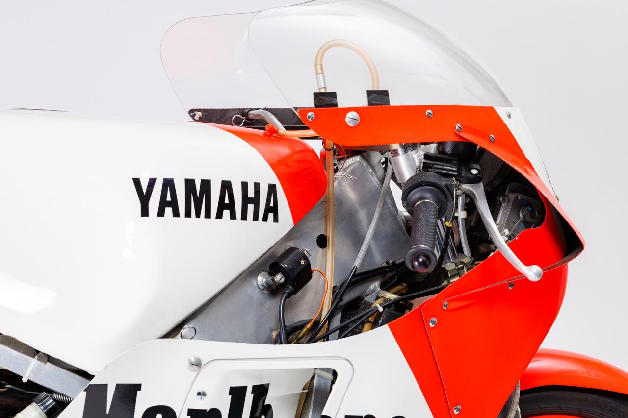 画像: ▲ヤマハ初のアルミ製デルタボックスフレーム採用車で、V型4気筒エンジンを高剛性に懸架することを狙って開発されたツインスパー構造が特徴だ。 このコンセプトは、その後の市販スポーツモデルにも受け継がれるフレーム思想の原点となった。