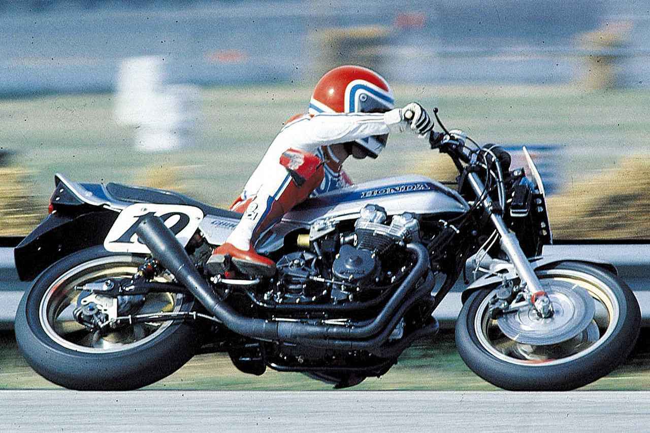 画像1: CBの伝説を刻んだ“スペンサーカラー” 1982年AMAスーパーバイクでフレディ・スペンサーが駆ったCB750Fは、市販車ベースながら徹底的にレース用へと仕立て直されたマシンだった。空冷DOHC4気筒エンジンは高圧縮化やハイカム、キャブレターの大径化などで大幅にパワーアップされ、剛性強化フレームや前後サスペンションの専用チューニング、強化ブレーキと相まって、超高速オーバルも視野に入れたハンドリングに仕上げられていた。