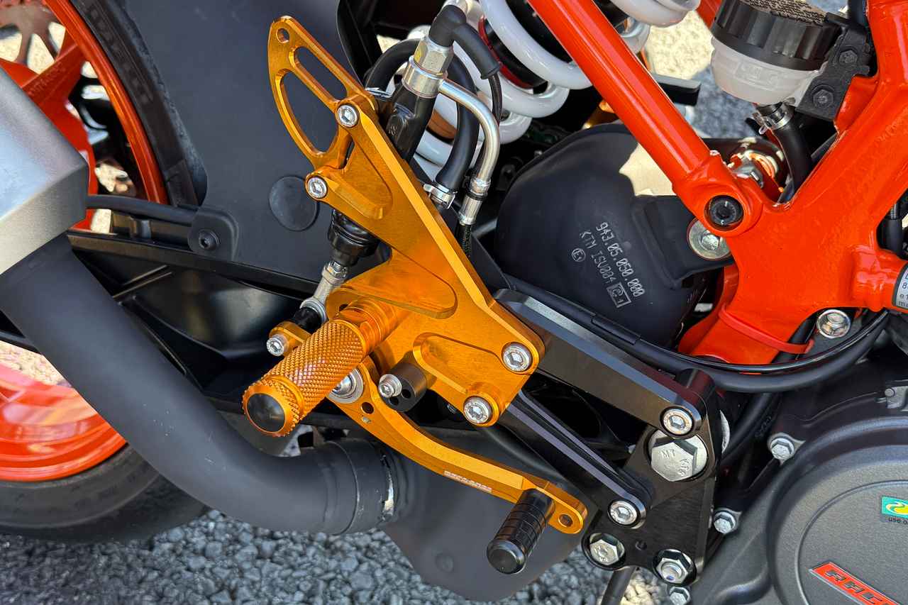 画像: ▲ぴかぴかのバックステップ。こちらはベビーフェイス製です。