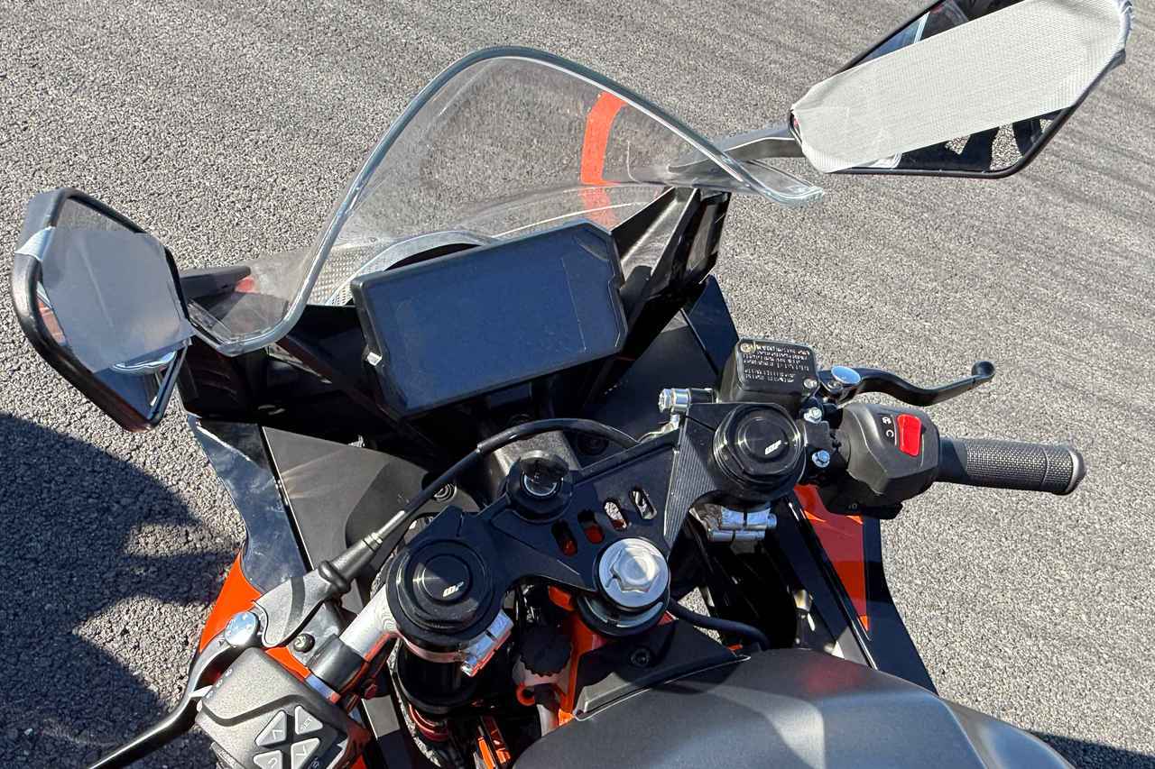 画像2: ▲今回のゼッケンは#9。スクリーンは万一の転倒時に割れて飛散することを防ぐために、テープを貼ります。ミラーは外すのが一般的ですが、今回は車両の都合上、畳んで鏡面にテープが貼られました。