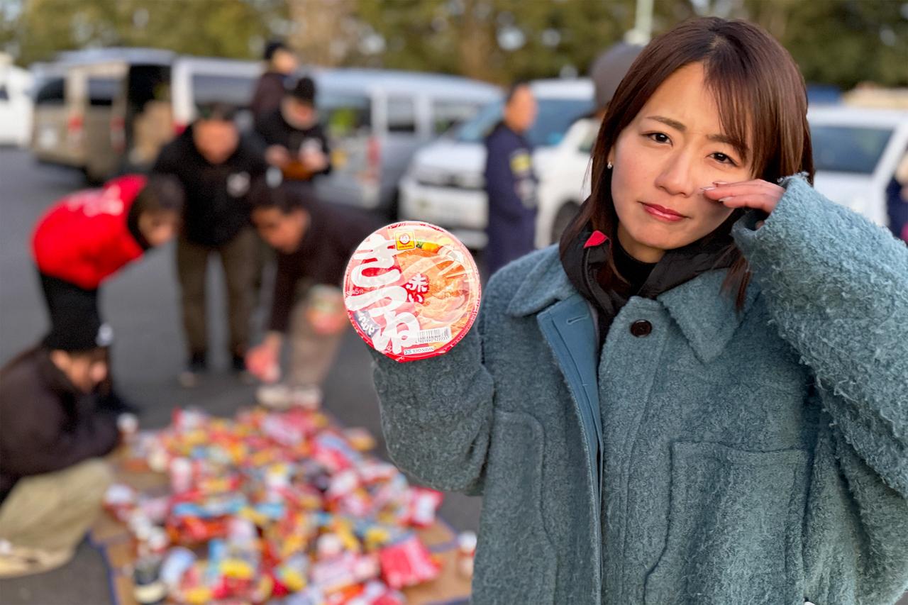 画像2: ▲レース後は恒例のじゃんけん大会。みかちゃんと私は順調に景品をゲットしたのですが、なぜかなっちゃんだけじゃんけんに全敗。救済措置のサイコロ勝負（出た目の数だけ景品ゲット）に挑むも、出した目はまさかの「1」。カップラーメン1個を寂しげに握りしめるなっちゃんの姿に大爆笑して終わりました。