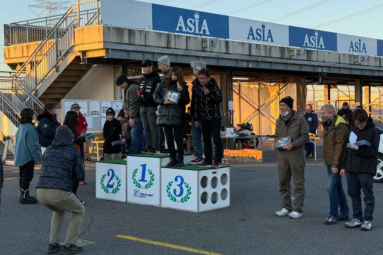 画像: ▲今回の「極寒耐久」は2025シーズンの最終戦でした。各クラスの入賞者が壇上に上がり、記念品を受け取っていました。