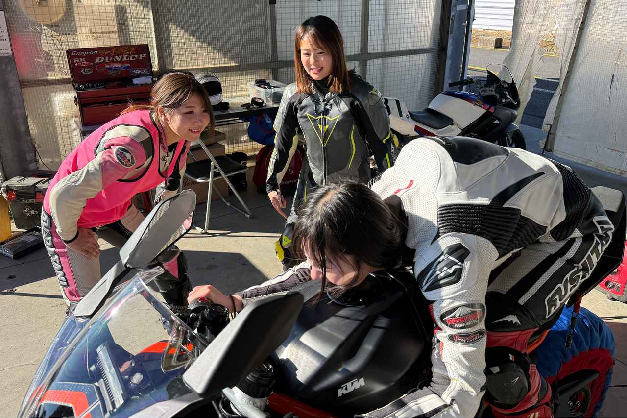 画像2: ▲普段アップハンドルのバイクに乗っているため、低いハンドルポジションに慣れていない私。みかちゃんが見本をみせてくれ、ふたりに徹底的に指導をしてもらいました。