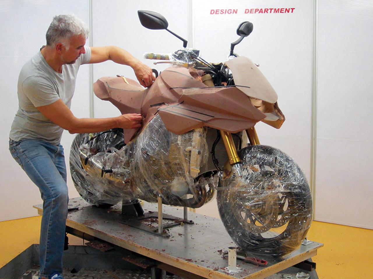 画像: カタナ3.0ではGSX-S1000Fをベースにクレイモデルを制作。フラスコーリ氏はスタジオに初代カタナを持ち込み、傍に置いてクレイモデルの造形を行なった。