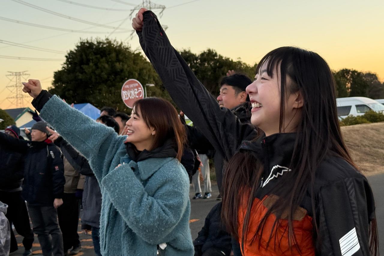 画像1: ▲レース後は恒例のじゃんけん大会。みかちゃんと私は順調に景品をゲットしたのですが、なぜかなっちゃんだけじゃんけんに全敗。救済措置のサイコロ勝負（出た目の数だけ景品ゲット）に挑むも、出した目はまさかの「1」。カップラーメン1個を寂しげに握りしめるなっちゃんの姿に大爆笑して終わりました。