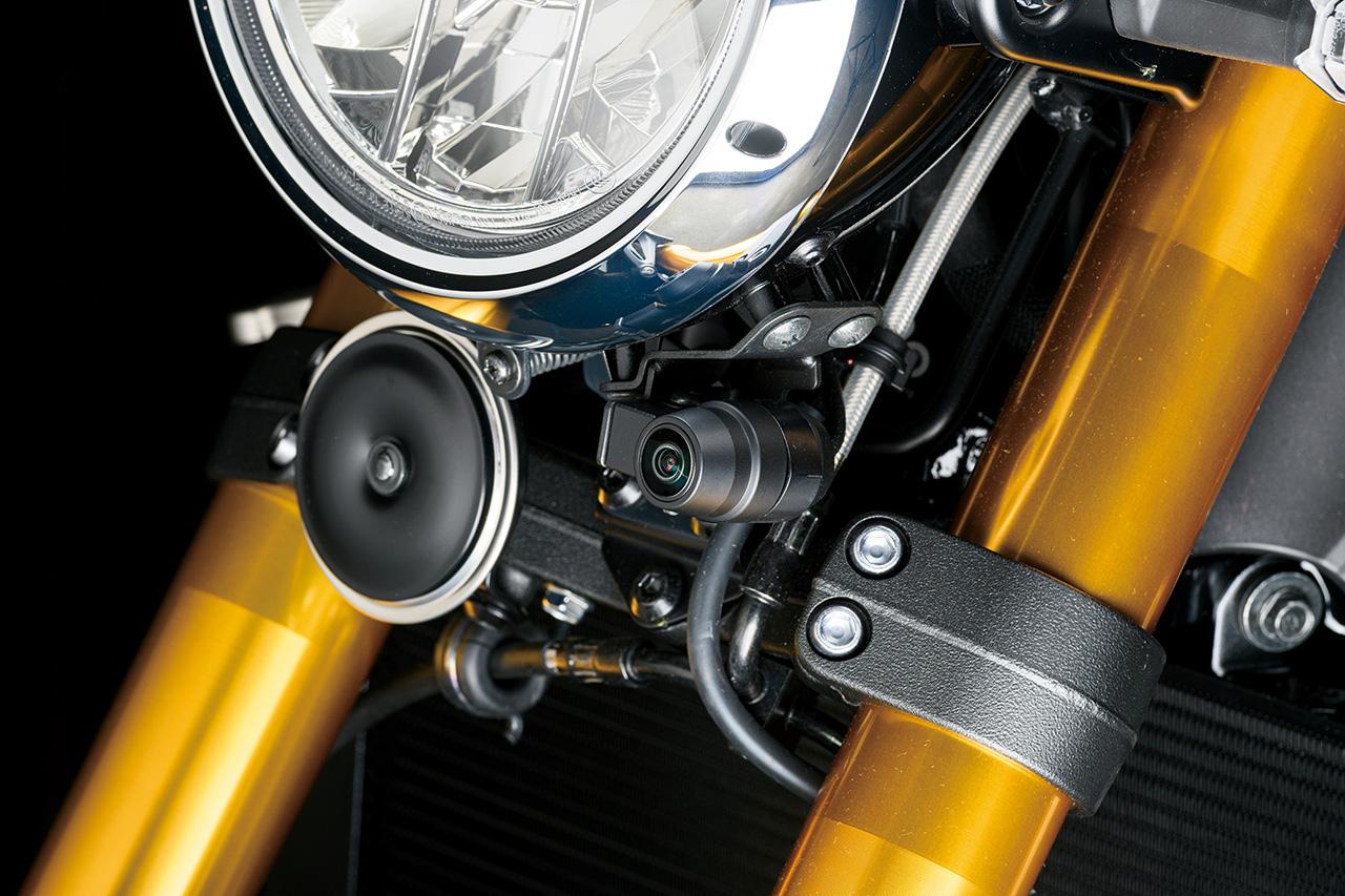 画像: 上級グレードのSEにはミツバサンコーワ製の前後2カメラドライブレコーダーシステムを標準装備。さまざまなシーンで活躍してくれる。