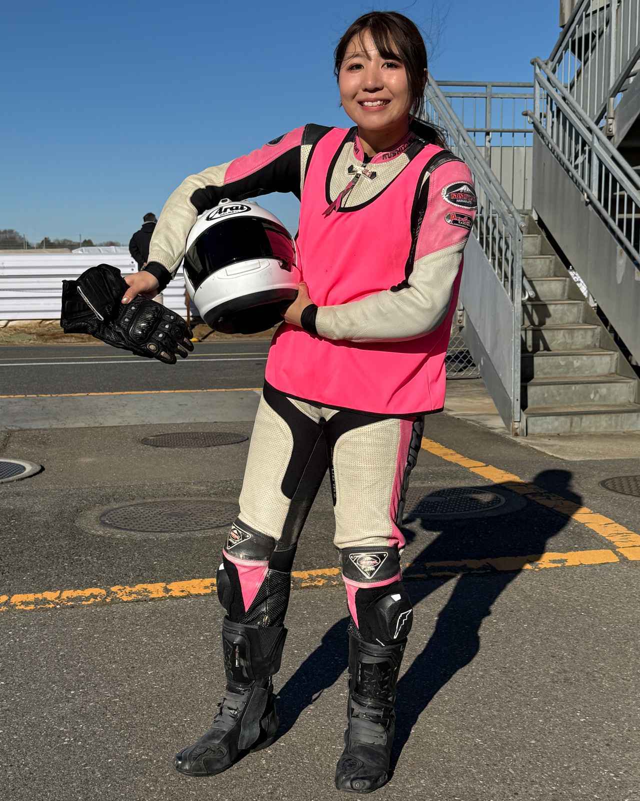 画像: ▲今回のレースに出るために必要な装備は、フルフェイスヘルメット、レーシンググローブ、レーシングスーツ（革ツナギ）、レーシングブーツです。私の革ツナギ（借り物）には背中にプロテクターが入っていないので、脊椎と胸部それぞれのプロテクターを追加で入れました。