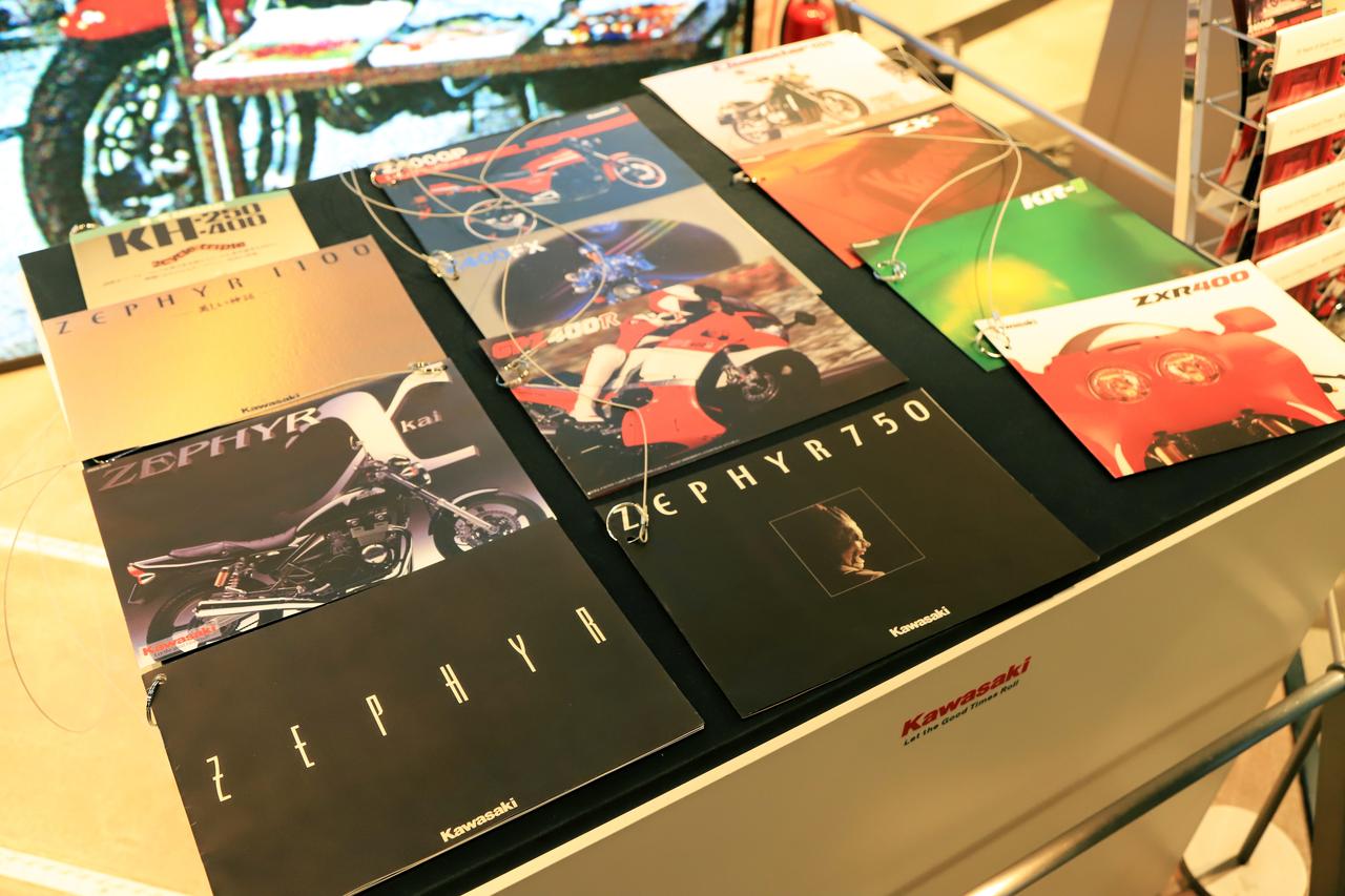 画像: ▲マニアの方にはたまらない、当時のカタログ（複製）も手に取って見られます。