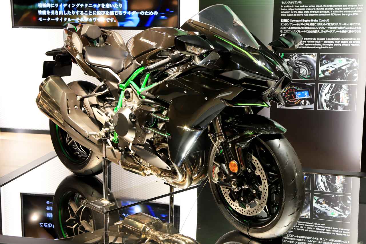 画像1: ▲2015年に発売された「Ninja H2」。完全自社製のスーパーチャージドエンジンを搭載しています。そのエンジンのカットモデルは緻密で美しい！