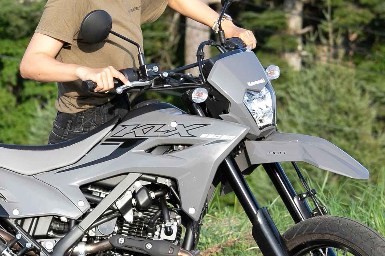 画像1: 見た目はクール、走りは軽快！ たっぷり乗って気づいたカワサキ「KLX230SM」の魅力10選