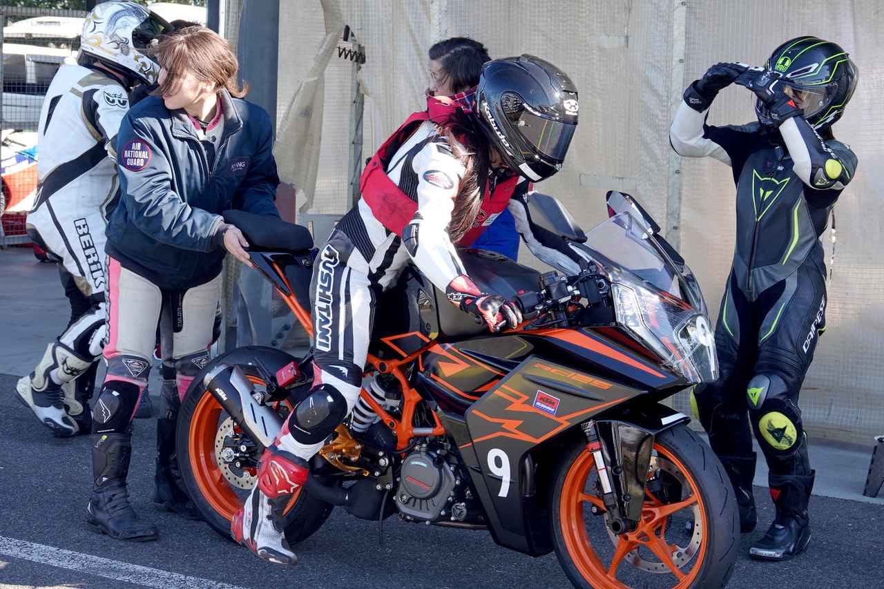 画像: ▲交代時はみんなでサポート。シート高が高いため、乗り込むまでは後ろで支えます。〇サインを出しているなっちゃんは、みかちゃんの後方をチェックして安全に出走できることを知らせています。